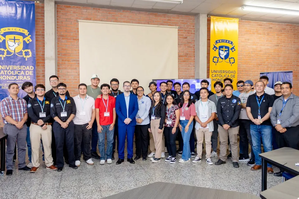 Las 25 personas seleccionadas de la primera edición de AI Champions by Nedfy reunidas en el auditorio de UNICAH.