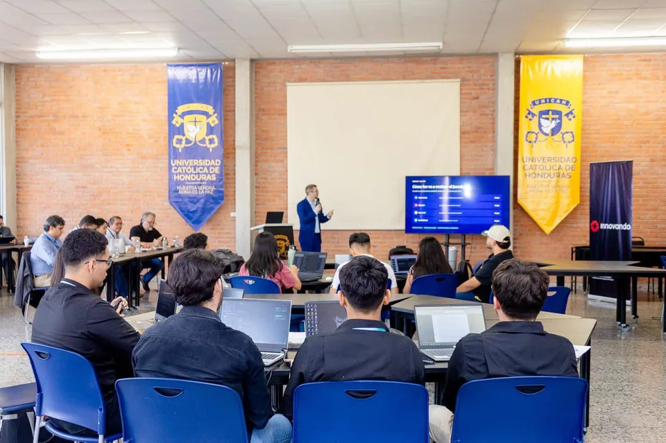 Participantes del bootcamp AI Champions by Nedfy trabajando en sus proyectos en UNICAH