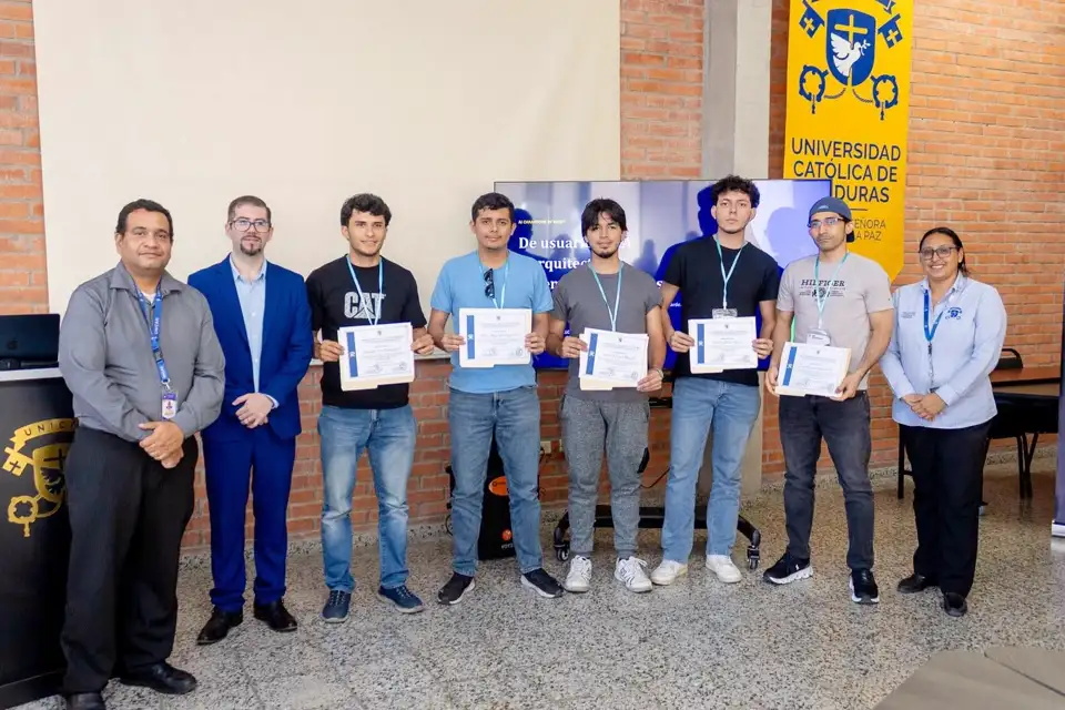 Participantes recibiendo sus certificados de AI Champions by Nedfy en UNICAH