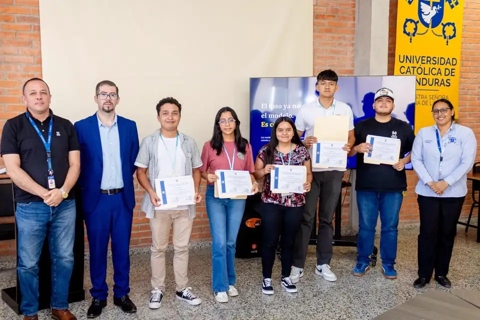 Equipo de participantes con sus certificados junto a los organizadores del programa