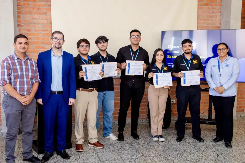 Grupo de estudiantes mostrando sus certificados tras el Demo Day