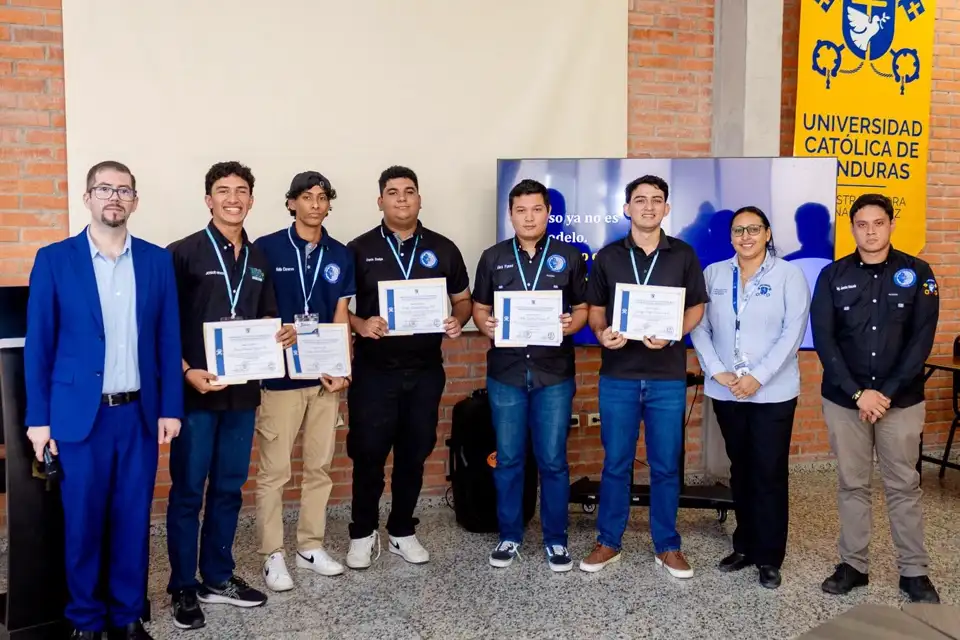 Participantes de un equipo con sus certificados y mentores del programa