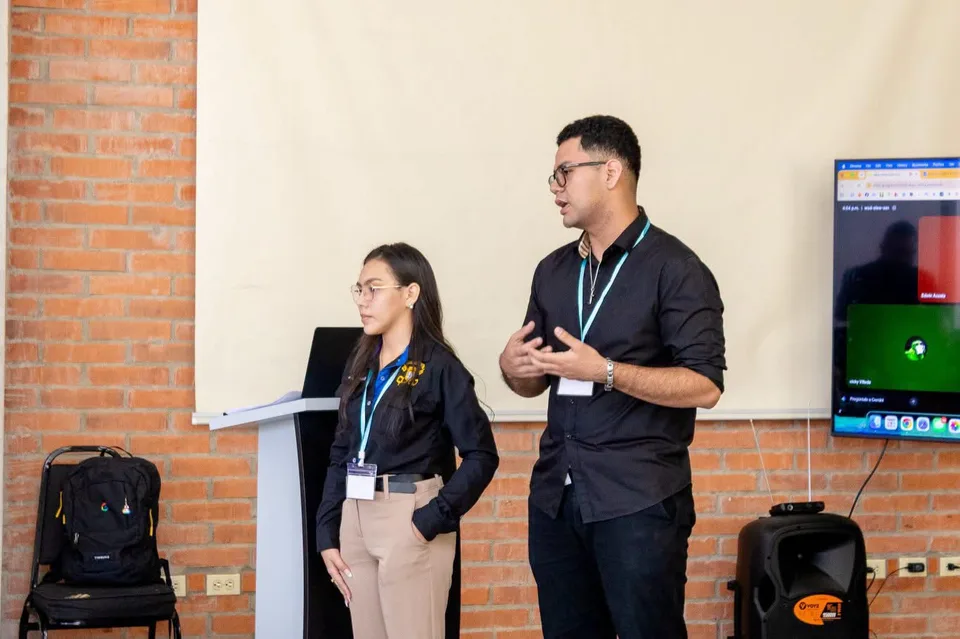 Equipo presentando su proyecto ante el jurado
