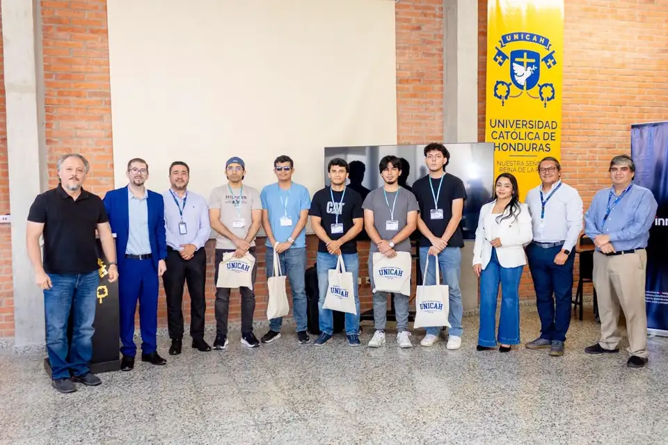 Foto grupal de participantes, mentores y autoridades en el cierre de la Edición 1