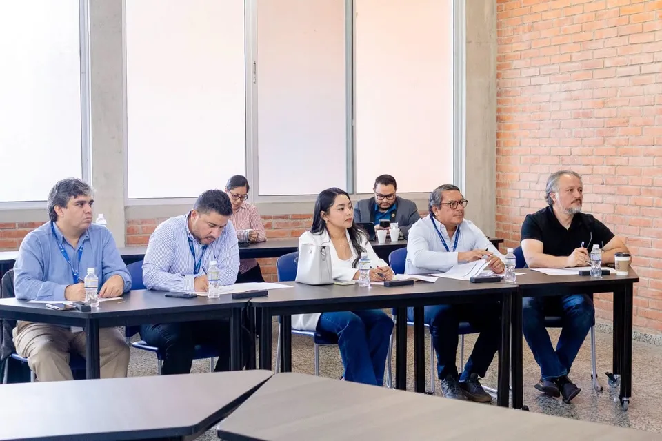 Jurado evaluador de empresas aliadas durante el Demo Day