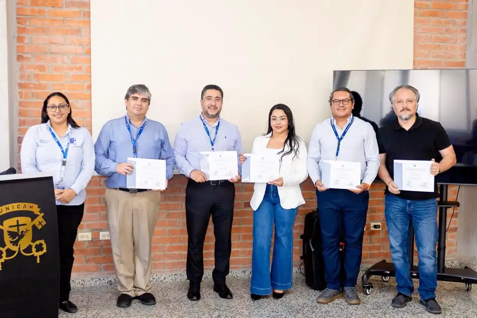 Jurado y mentores de empresas aliadas recibiendo su reconocimiento en UNICAH