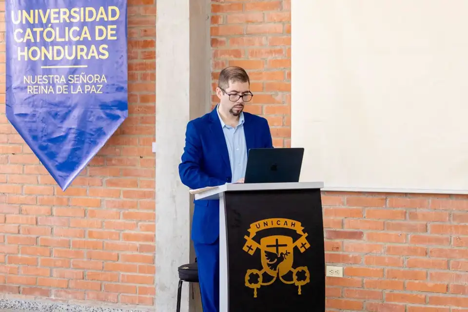 Facilitador de Nedfy impartiendo una sesión desde el podio de UNICAH